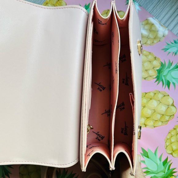 💕 Betsey Johnson Candy Heart Top Carry & Crossbody Handbag NWT - Picture 8 of 14